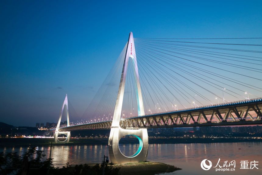 Il ponte Baijusi incarna il fascino futuristico di Chongqing