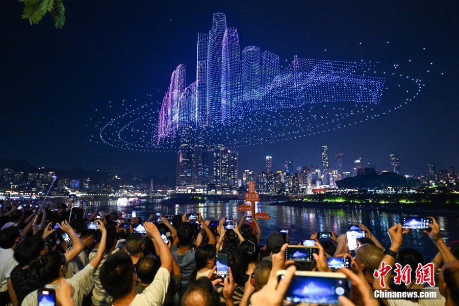 11.787 droni battono il record del Guinness dei primati in spettacolo luminoso a Chongqing