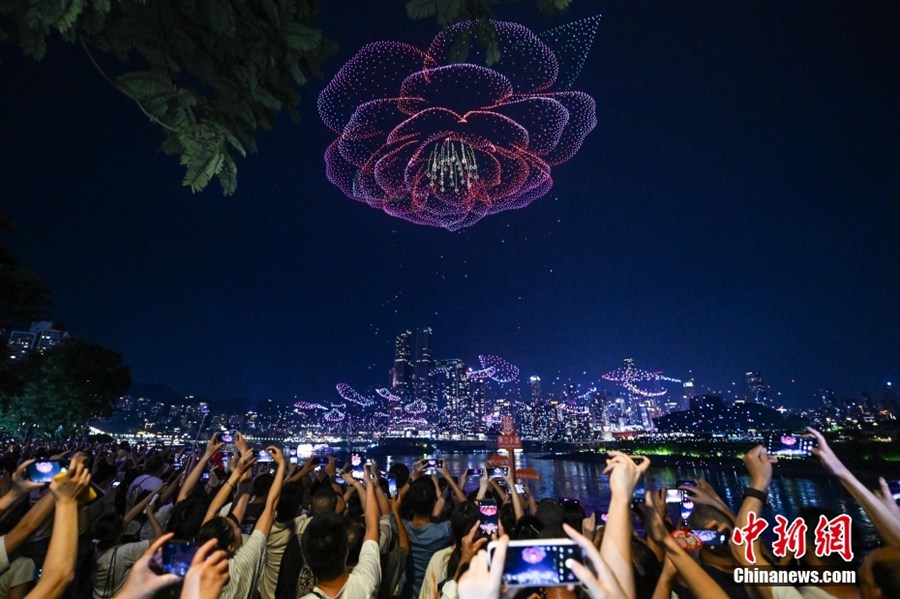 11.787 droni battono il record del Guinness dei primati in spettacolo luminoso a Chongqing