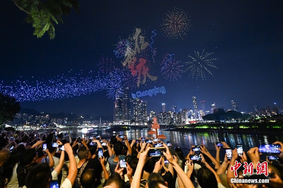 11.787 droni battono il record del Guinness dei primati in spettacolo luminoso a Chongqing