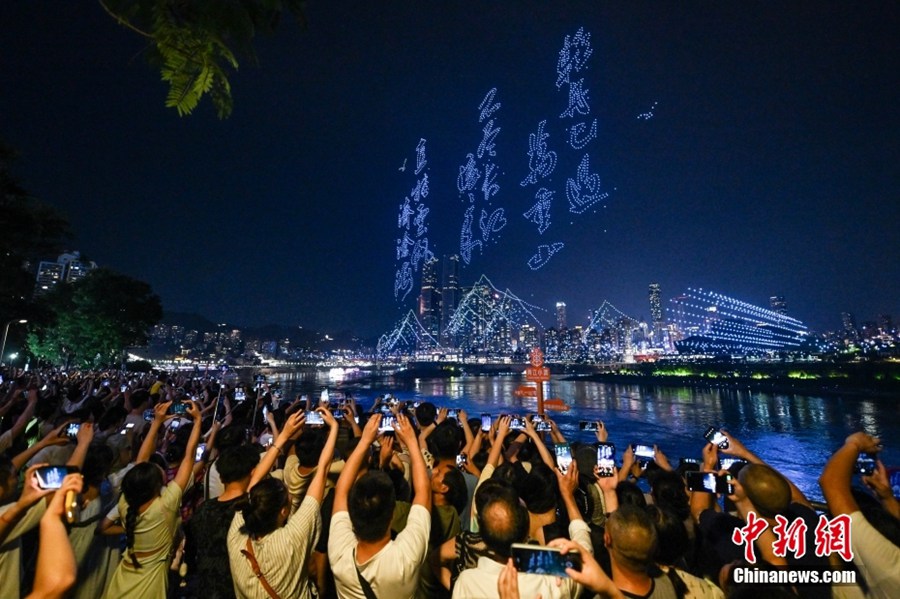 11.787 droni battono il record del Guinness dei primati in spettacolo luminoso a Chongqing