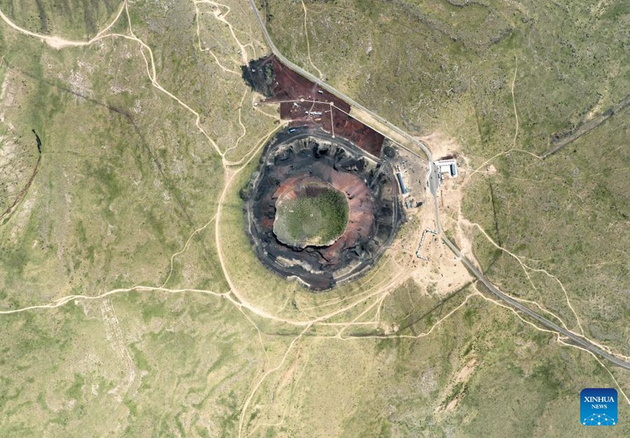 Gruppo di vulcani nella Cina settentrionale entra nel picco della stagione turistica