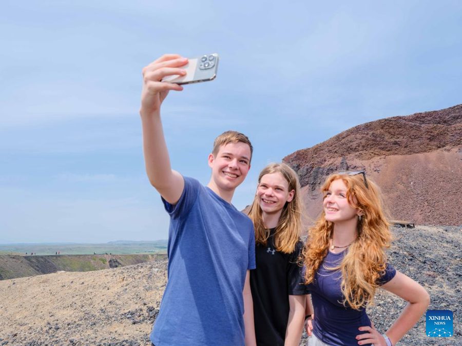 Gruppo di vulcani nella Cina settentrionale entra nel picco della stagione turistica