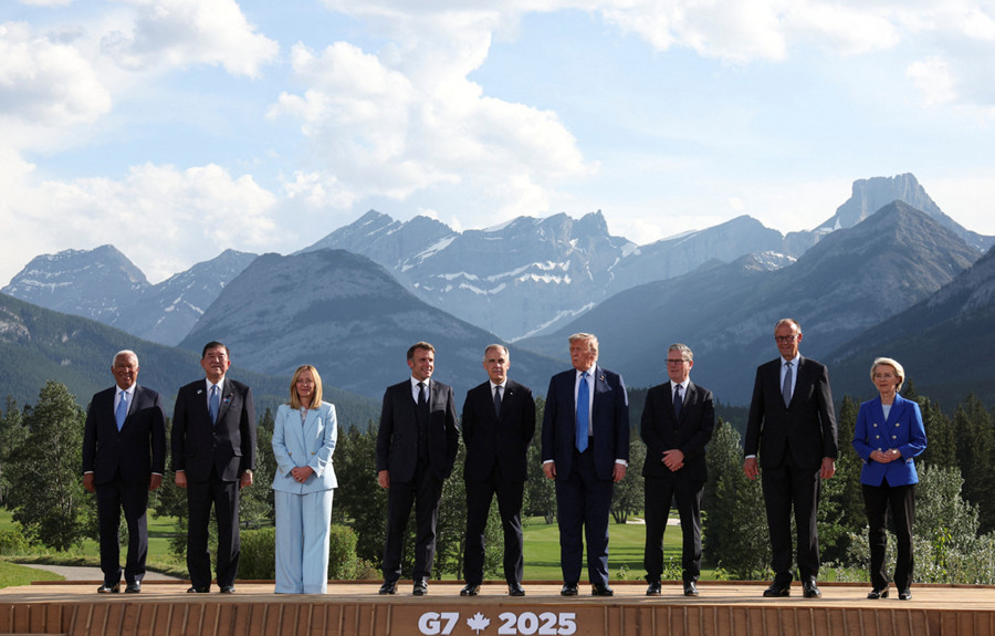 Il presidente del Consiglio Europeo Antonio Costa, il primo ministro giapponese Shigeru Ishiba, il primo ministro italiano Giorgia Meloni, il presidente francese Emmanuel Macron, il primo ministro canadese Mark Carney, il presidente degli Stati Uniti Donald Trump, il primo ministro britannico Keir Starmer, il cancelliere tedesco Friedrich Merz e la presidente della Commissione Europea Ursula von der Leyen posano per una foto di gruppo durante il vertice del G7, a Kananaskis, Alberta, Canada. (16 giugno 2025 - Foto/Agenzie)