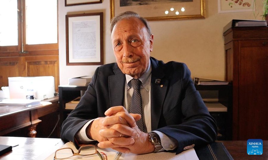 Massimo Vincenzini, presidente dell'Accademia dei Georgofili, intervistato dall'Agenzia di Stampa Xinhua nel suo ufficio presso l'Accademia dei Georgofili, a Firenze, Italia. (Xinhua/Laura Della Corte)