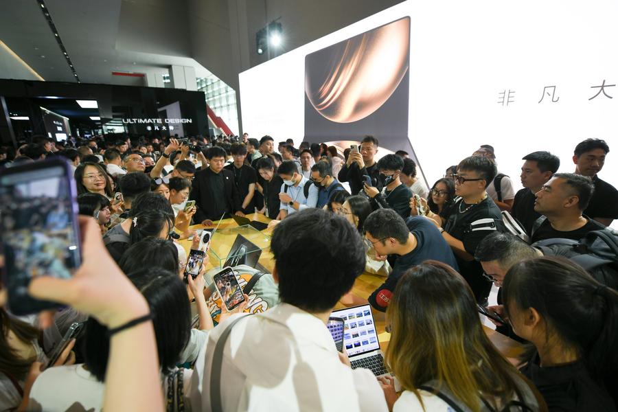Clienti provano i laptop Huawei con HarmonyOS dopo il lancio di Huawei MateBook Pro e MateBook Fold Ultimate Design a Chengdu, nella provincia sud-occidentale cinese del Sichuan. (19 maggio 2025 - Xinhua/Xu Bingjie)