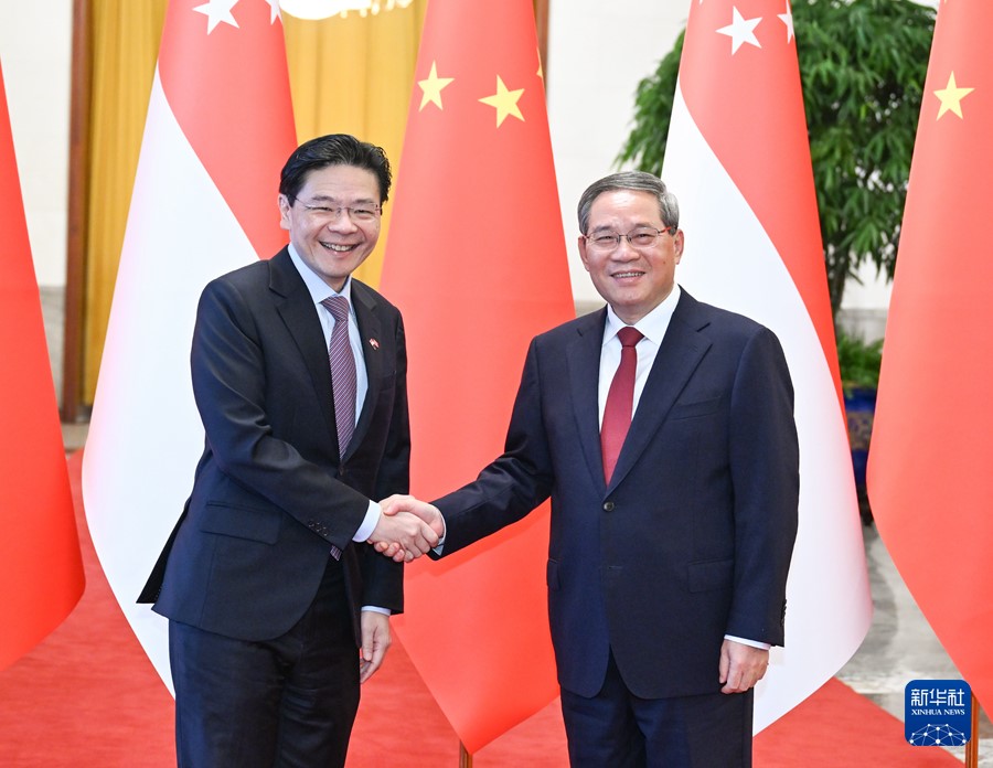 Li Qiang incontra il primo ministro singaporiano Lawrence Wong