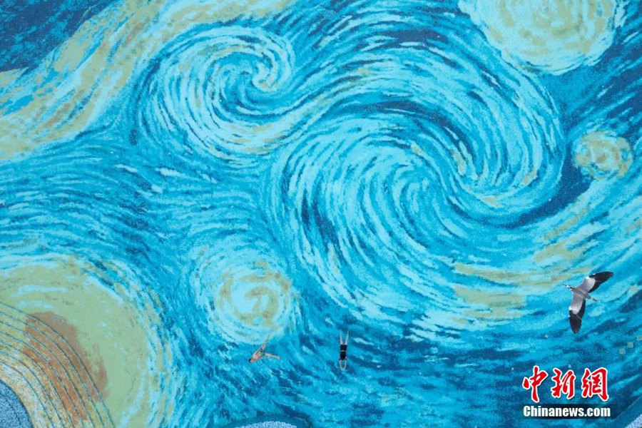 Chengdu, una piscina si trasforma in un'incantevole 