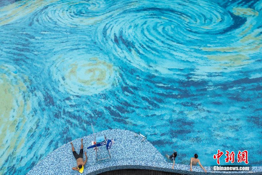 Chengdu, una piscina si trasforma in un'incantevole 