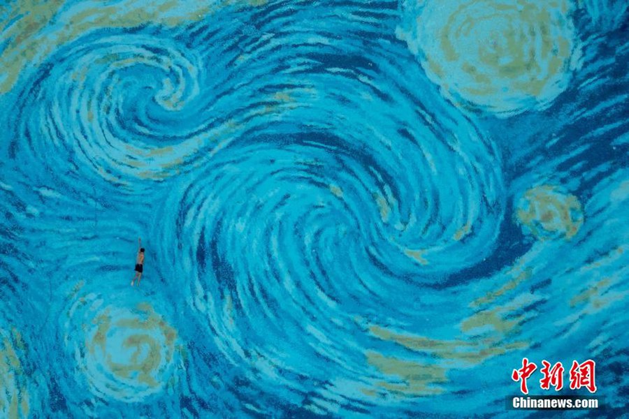 Chengdu, una piscina si trasforma in un'incantevole 