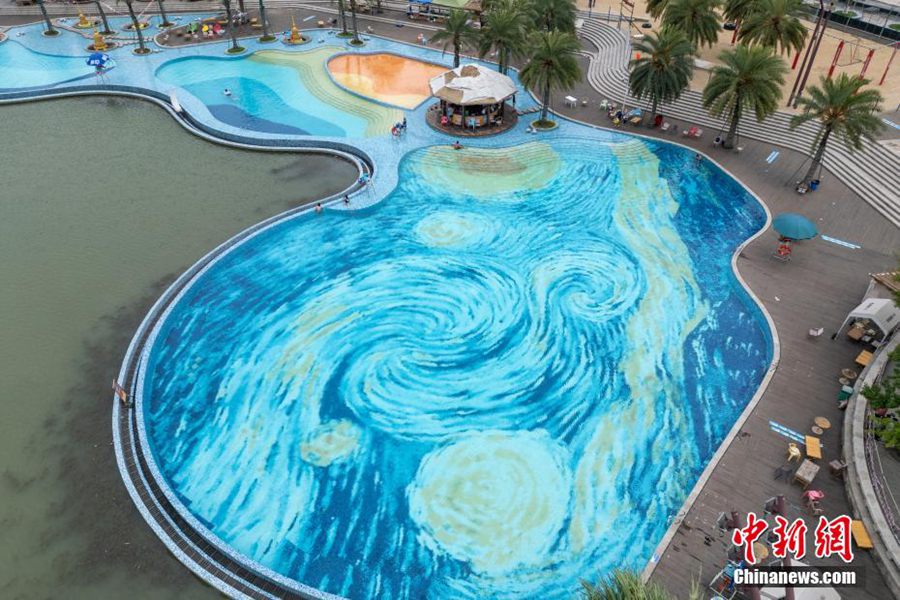 Chengdu, una piscina si trasforma in un'incantevole 