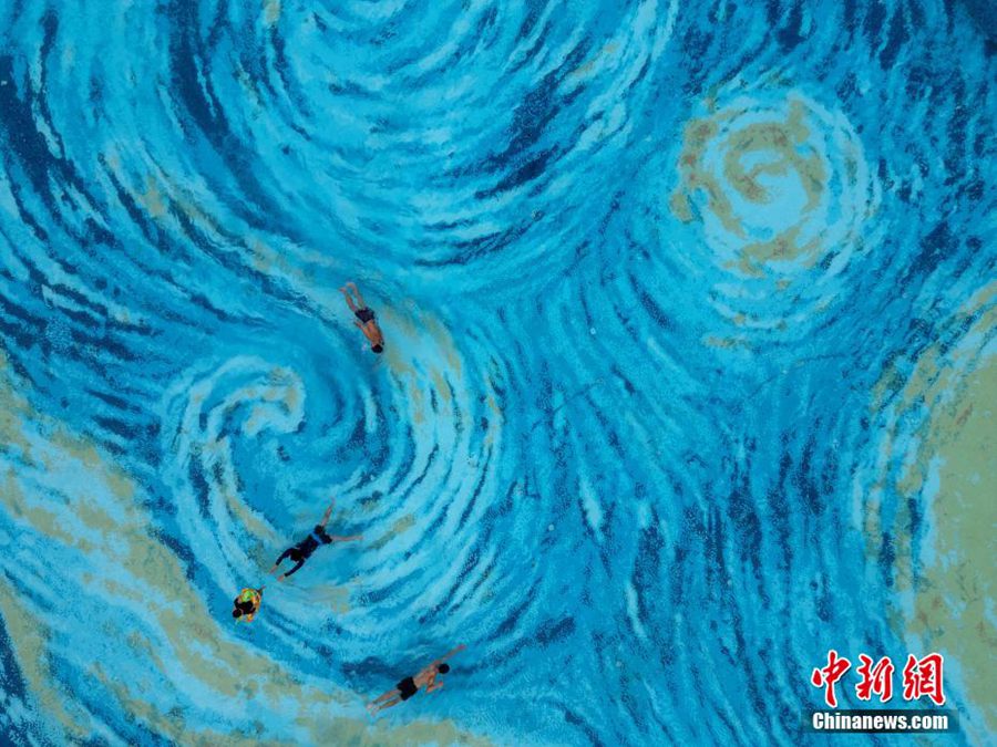 Chengdu, una piscina si trasforma in un'incantevole "notte stellata"