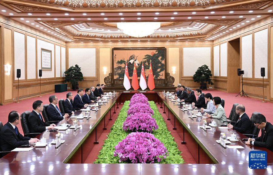 Incontro tra Xi Jinping e il primo ministro di Singapore Lawrence Wong