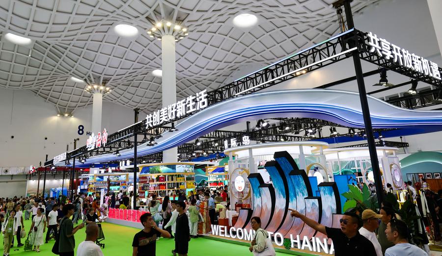 Persone in visita alla Zona dei Marchi Nazionali della quinta edizione della China International Consumer Products Expo (CICPE) ad Haikou, nella provincia meridionale cinese di Hainan. (17 aprile 2025 - Xinhua/Yang Guanyu)
