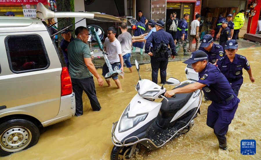 Guizhou, contea di Rongjiang sommersa dalla peggiore alluvione degli ultimi decenni