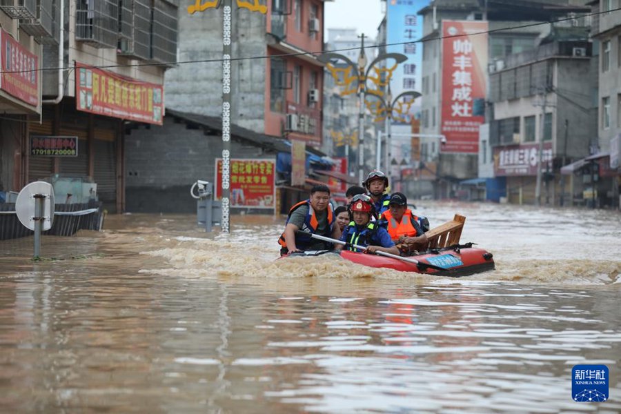 Guizhou, contea di Rongjiang sommersa dalla peggiore alluvione degli ultimi decenni