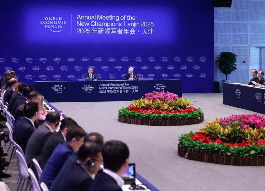 Il premier cinese Li Qiang partecipa al 16° incontro annuale dei Nuovi Campioni, noto anche come Summer Davos, con i rappresentanti del mondo degli affari nella municipalità di Tianjin, Cina settentrionale. (25 giugno 2025 - Xinhua/Wang Ye)