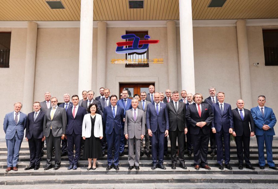 Il Ministro degli Esteri cinese Wang Yi incontra gli inviati diplomatici in Cina dell'Unione Europea (UE) e dei suoi Stati membri a Beijing, capitale della Cina. (25 giugno 2025 - Xinhua/Pang Xinglei)