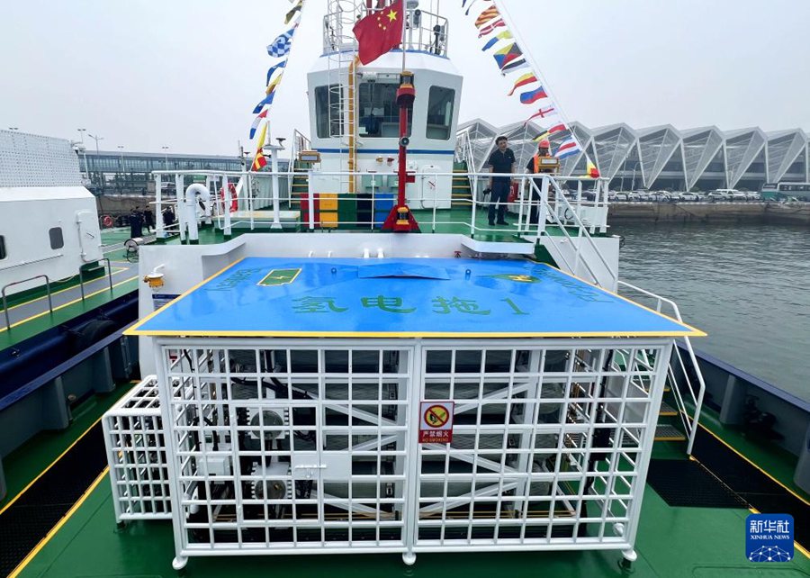 Qingdao, entra in servizio il primo rimorchiatore ibrido a idrogeno ed elettrico della Cina