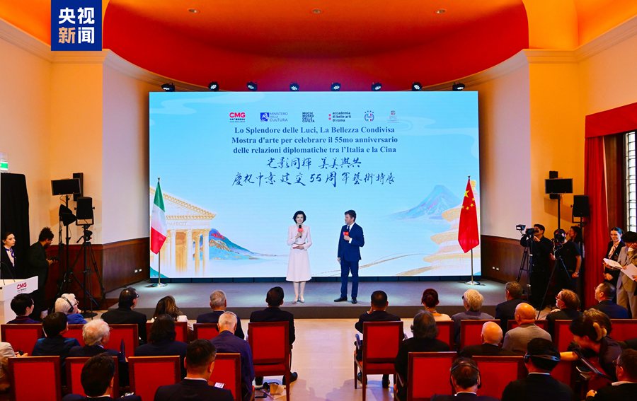 Cerimonia d'apertura della mostra d'arte speciale "Lo Splendore delle Luci, La Bellezza Condivisa" a Roma, Italia. 