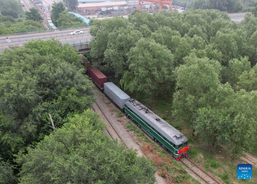 Lanciato a Beijing il primo treno merci Cina-Europa che attraversa il Mar Caspio