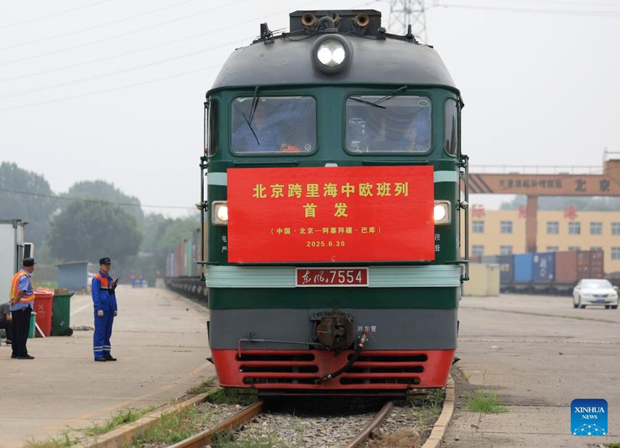 Un treno merci Cina-Europa in attesa della partenza presso il Porto Internazionale Terrestre di Beijing, nel distretto Fangshan di Beijing. (30 giugno 2025 – Xinhua/Zhang Chenlin)