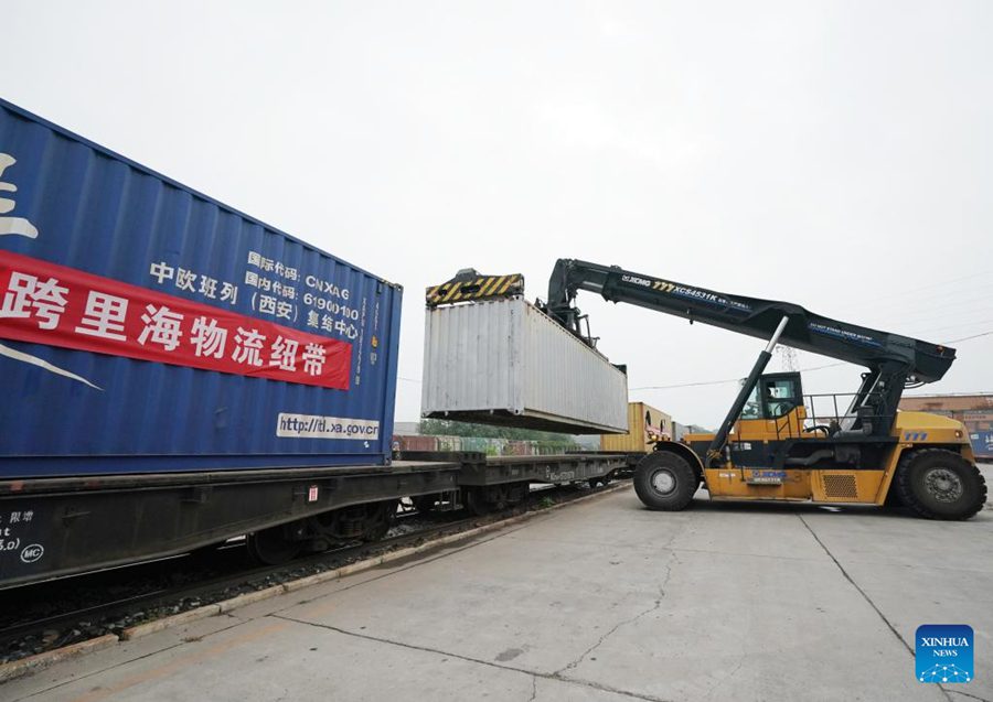 Lanciato a Beijing il primo treno merci Cina-Europa che attraversa il Mar Caspio