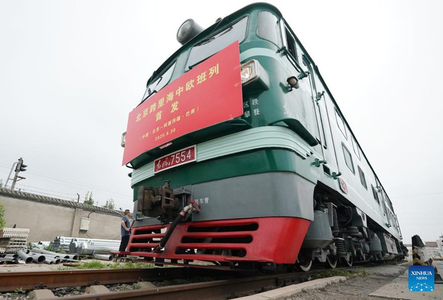 Lanciato a Beijing il primo treno merci Cina-Europa che attraversa il Mar Caspio