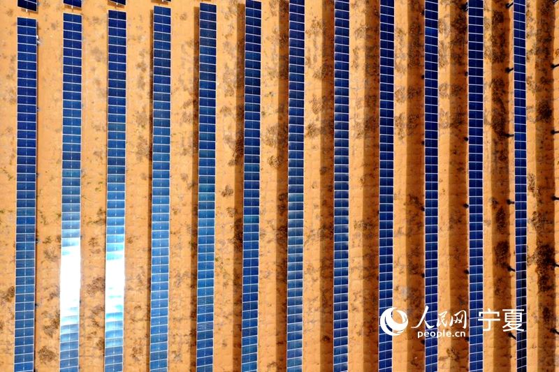 Nuovo progetto energetico trasforma il deserto in un mare blu