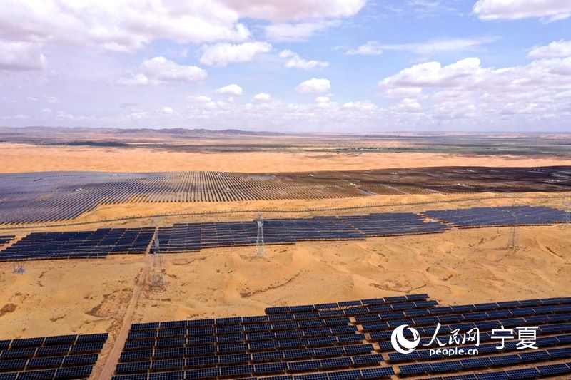 Nuovo progetto energetico trasforma il deserto in un mare blu
