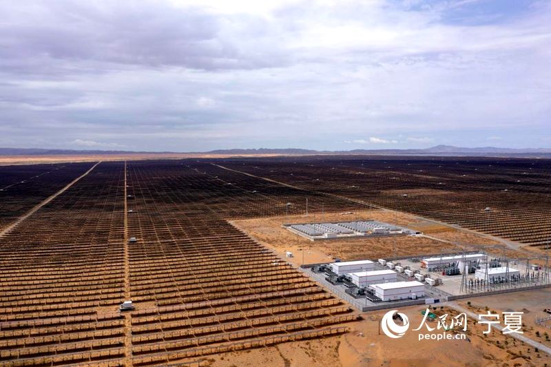 Nuovo progetto energetico trasforma il deserto in un mare blu