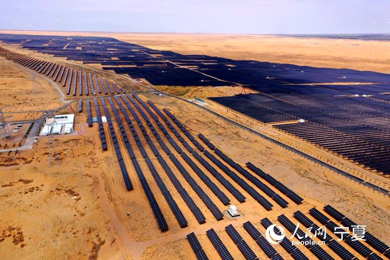 Nuovo progetto energetico trasforma il deserto in un mare blu