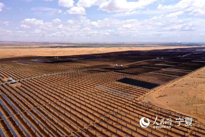 Nuovo progetto energetico trasforma il deserto in un mare blu