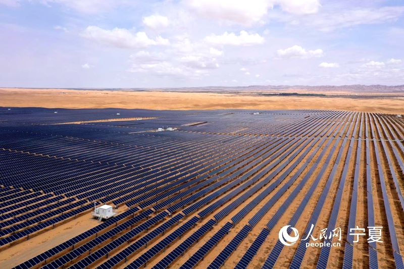 Nuovo progetto energetico trasforma il deserto in un mare blu