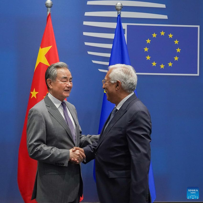 Il presidente del Consiglio Europeo Antonio Costa incontra il Ministro degli Esteri cinese Wang Yi, anche membro dell'ufficio politico del Comitato Centrale del Partito Comunista Cinese, a Bruxelles, Belgio. (2 luglio 2025 - Xinhua/Peng Ziyang)