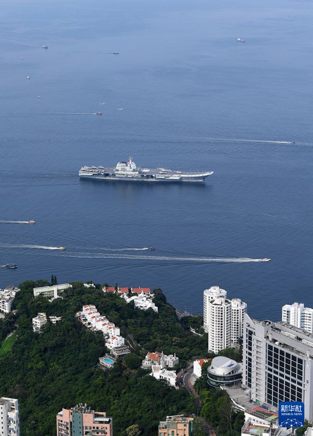 Flotta navale guidata dalla portaerei Shandong inizia visita a Hong Kong