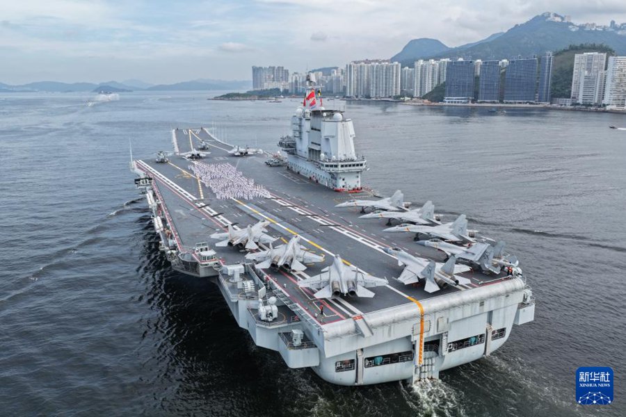 Flotta navale guidata dalla portaerei Shandong inizia visita a Hong Kong