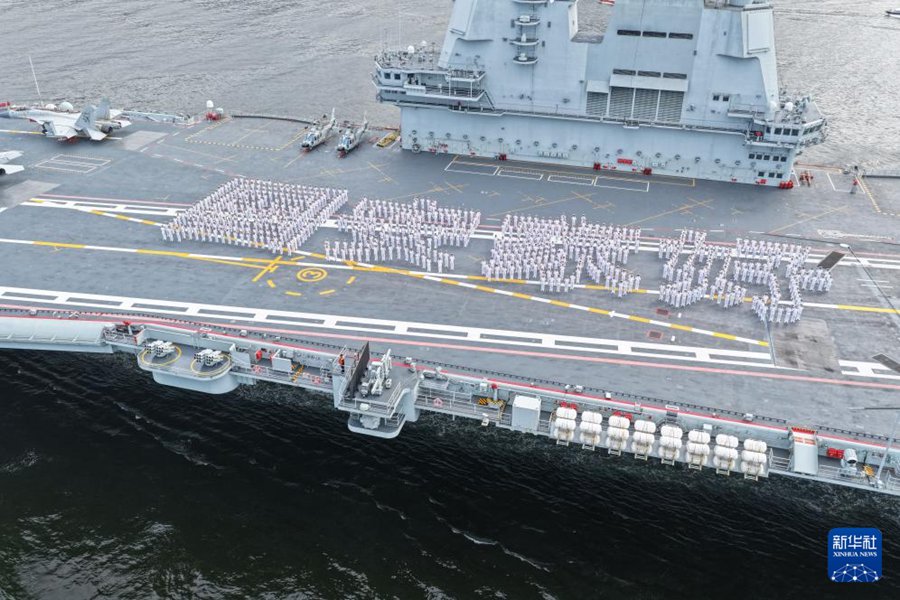 Flotta navale guidata dalla portaerei Shandong inizia visita a Hong Kong