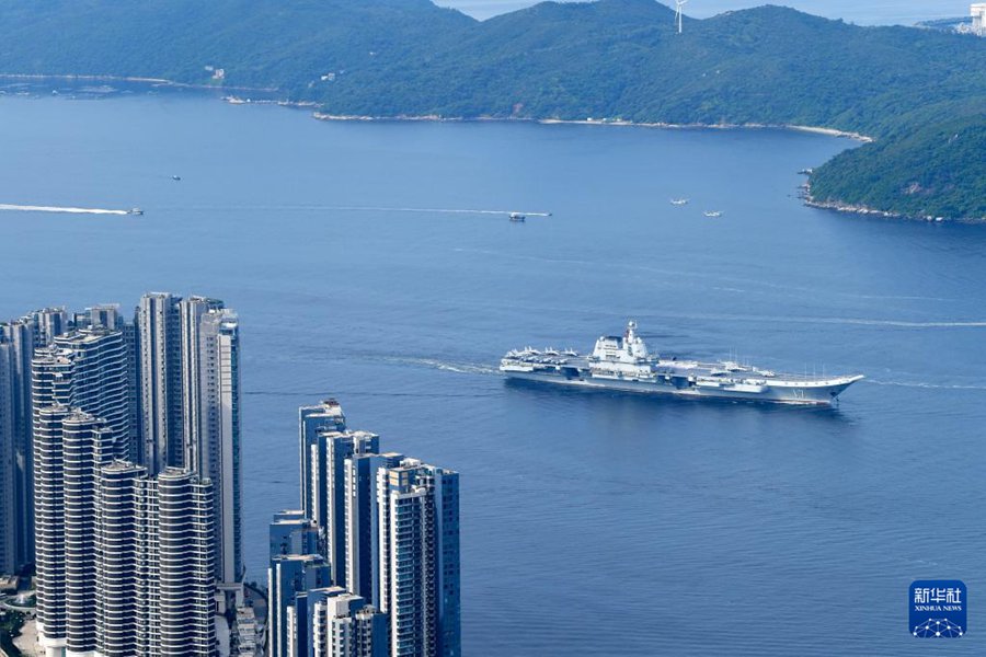 Flotta navale guidata dalla portaerei Shandong inizia visita a Hong Kong