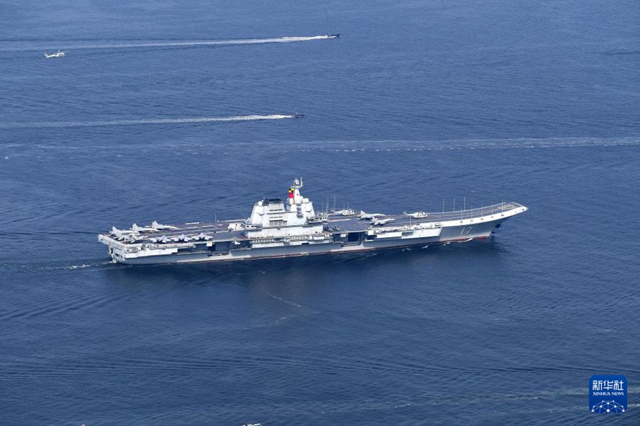 Flotta navale guidata dalla portaerei Shandong inizia visita a Hong Kong