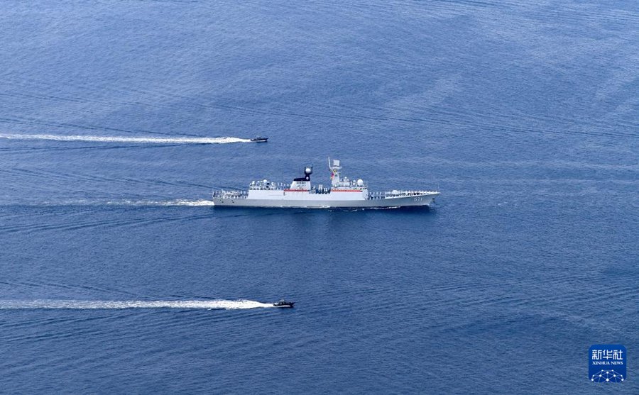 Flotta navale guidata dalla portaerei Shandong inizia visita a Hong Kong