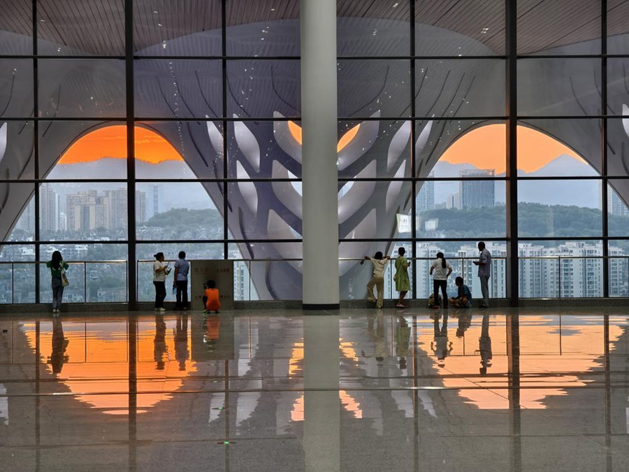 Piattaforma panoramica della stazione ferroviaria di Chongqing Est, il più grande snodo ferroviario ad alta velocità della Cina occidentale. (4 luglio 2025 - China Daily/Guo Xu)