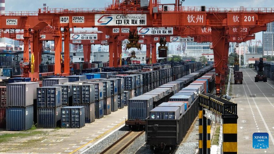 Gru a portale che caricano container su un treno merci nella stazione ferroviaria container di Qinzhou, nella regione autonoma del Guangxi Zhuang, Cina meridionale. (3 luglio 2025 - Xinhua/Zhang Ailin)