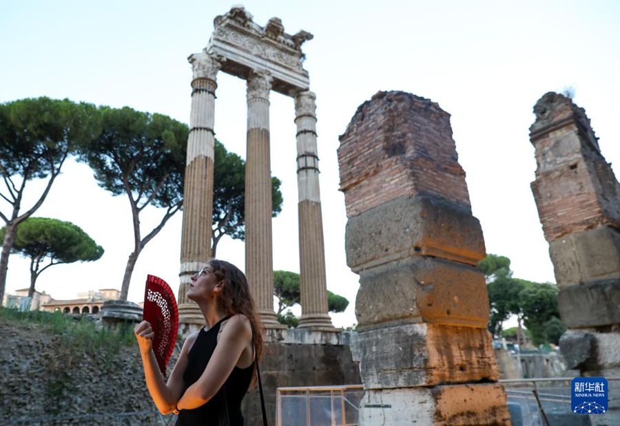 Turisti visitano il Foro Romano. (5 luglio 2025 - Xinhua/Li Jing)