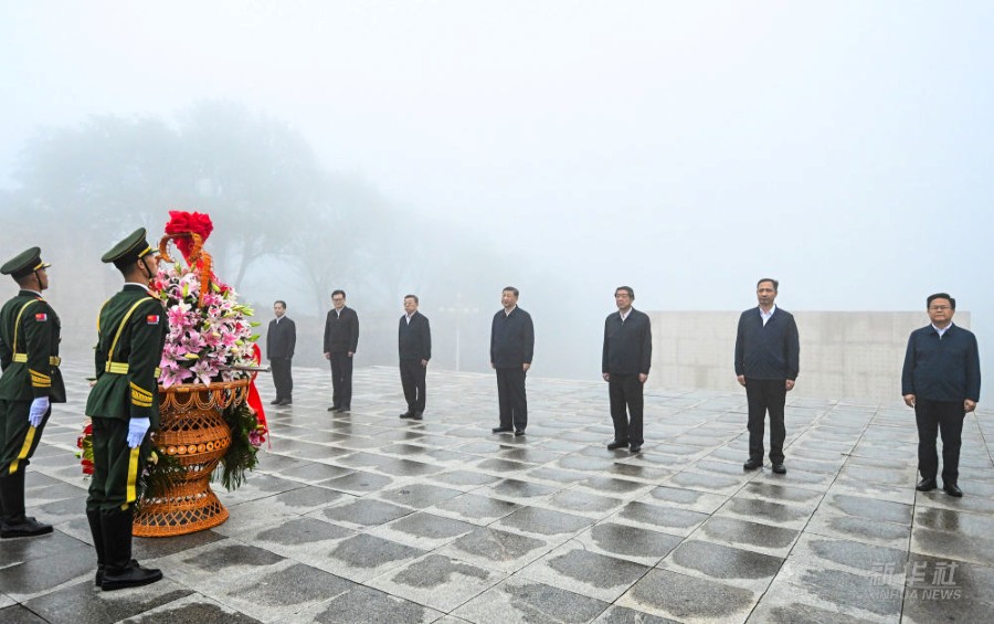 Xi Jinping depone una corona di fiori per i martiri della Guerra di Resistenza del Popolo Cinese contro l'Invasione Giapponese a Yangquan