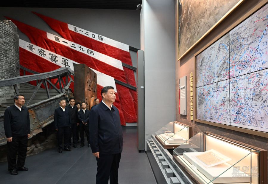 Xi Jinping depone una corona di fiori per i martiri della Guerra di Resistenza del Popolo Cinese contro l'Invasione Giapponese a Yangquan