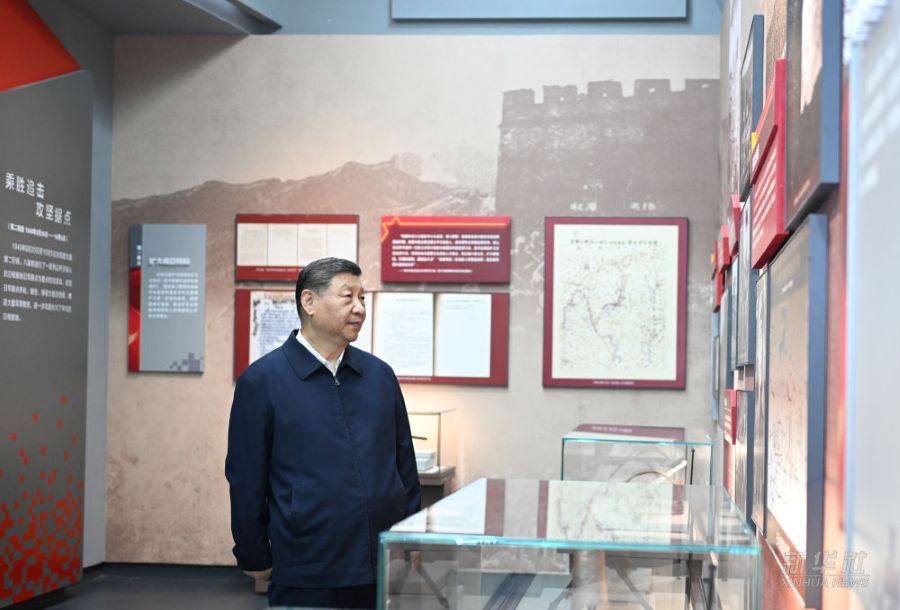 Xi Jinping depone una corona di fiori per i martiri della Guerra di Resistenza del Popolo Cinese contro l'Invasione Giapponese a Yangquan
