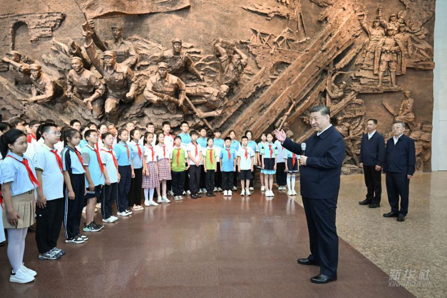 Xi Jinping depone una corona di fiori per i martiri della Guerra di Resistenza del Popolo Cinese contro l'Invasione Giapponese a Yangquan