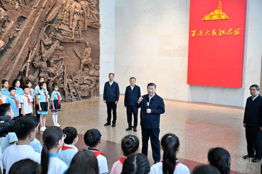 Xi Jinping depone una corona di fiori per i martiri della Guerra di Resistenza del Popolo Cinese contro l'Invasione Giapponese a Yangquan