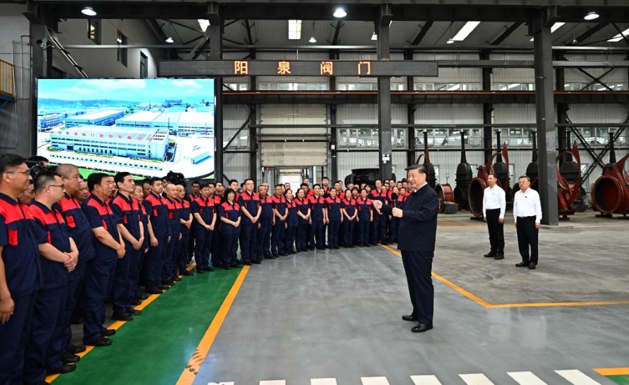 Xi Jinping ispeziona le imprese manifatturiere a Yangquan